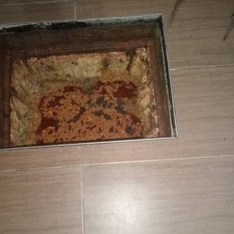 Manhole Tersumbat